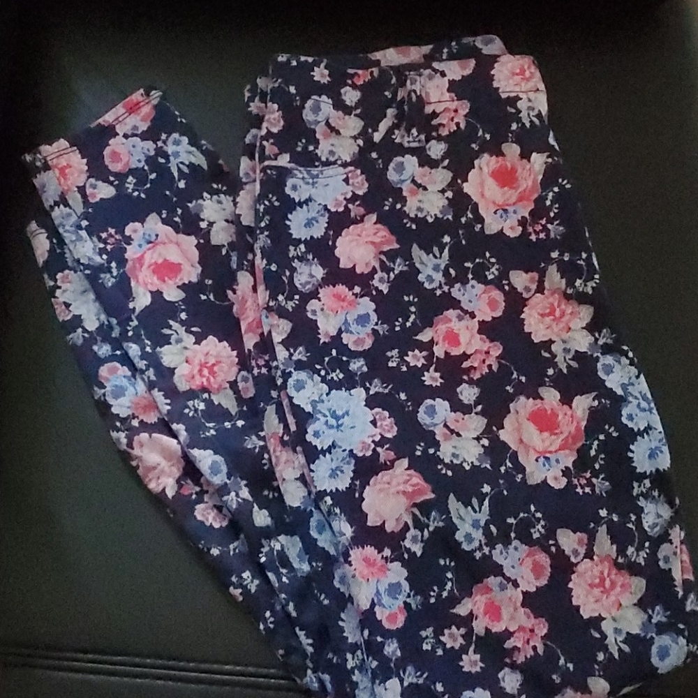 Flower printed, denim stretch leggings.
